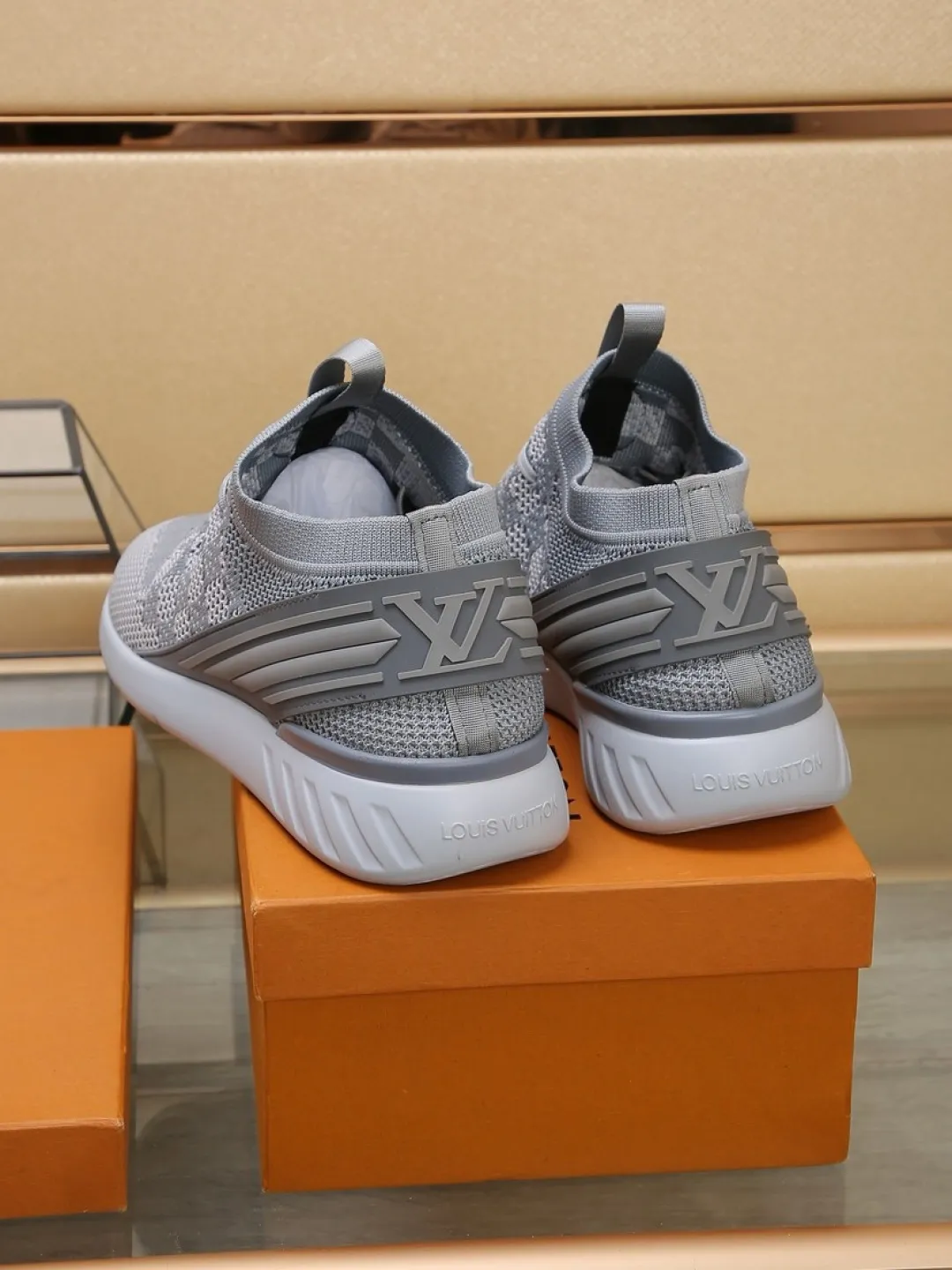 Men's shoes 💰P420💰"LOUI* VUITTO*" latest popular men's casual shoes ✔️This model is made of the original breathable fly woven fabric. The real thing is super shiny⚡️ Fashionable and versatile. The toe last shape is firm and full. The soles are LV original molds and can be put in and out at will. It is light and comfortable for the foot~Purely handmade, details determine the quality! Size:38-44